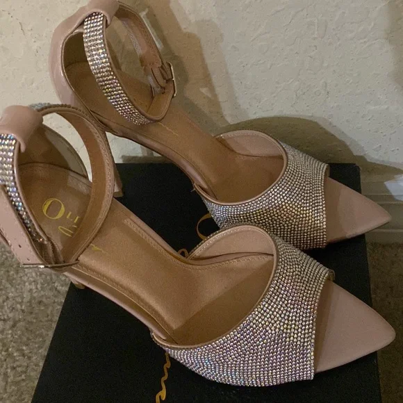 New never been worn. Olivia ferguson 7.5 - Picture 3 of 3